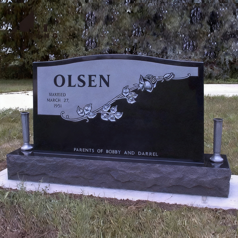 شاهد قبر رخامي متباين باللونين الأبيض والأسود بنمط وردي