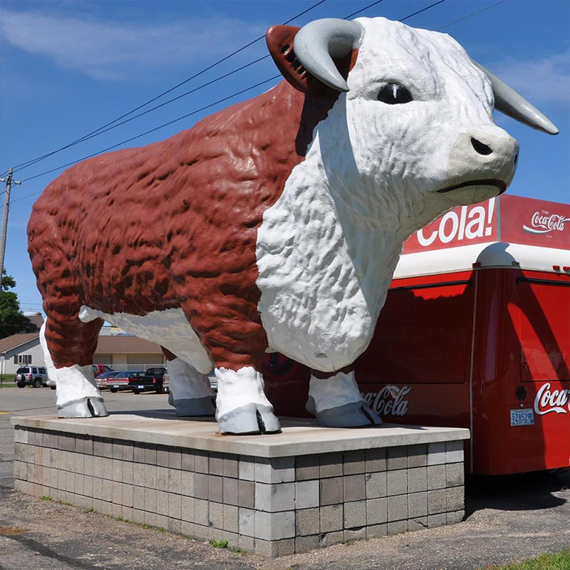 تمثال بقرة زهرة عملاقة من الألياف الزجاجية