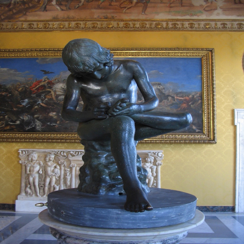 تمثال بشري متين من الرخام في الهواء الطلق لصبي يسحب شوكة من قدمه، تصميم أوروبي